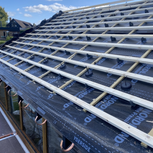 Forberedelse til nyt tag i Slagelse med undertag og lægter – lokalt tømrerfirma