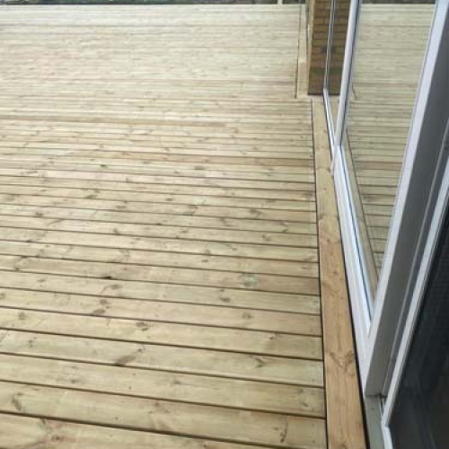 Ny stor træterrasse under opbygning ved bolig i Slagelse