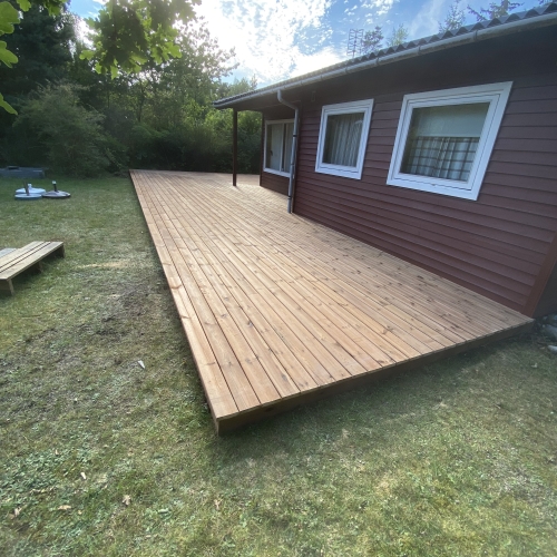 Ny terrasse i Skælskør – opført ved rødt fritidshus med god plads til udeliv