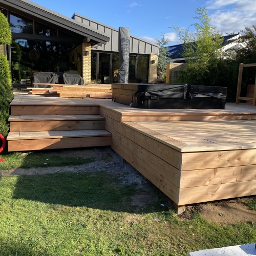 Færdig træterrasse i Slagelse – klar til brug og sommerhygge