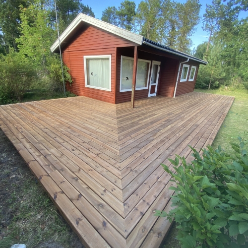 Træterrasse omkring sommerhus i Korsør – med vinklet finish