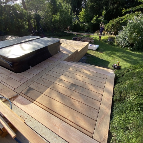 Træterrasse med trin og siddeplads i flere niveauer i Slagelse