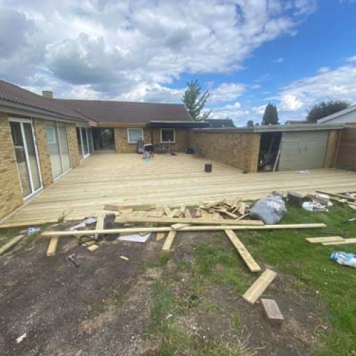 Tømrer bygger ny træterrasse i Slagelse