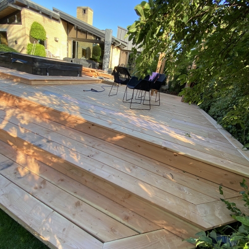 Træterrasse opført i moderne design i Midtsjælland