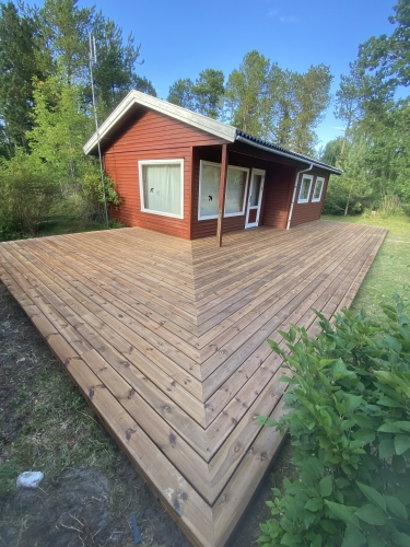 Træterrasse omkring sommerhus i Korsør – med vinklet finish