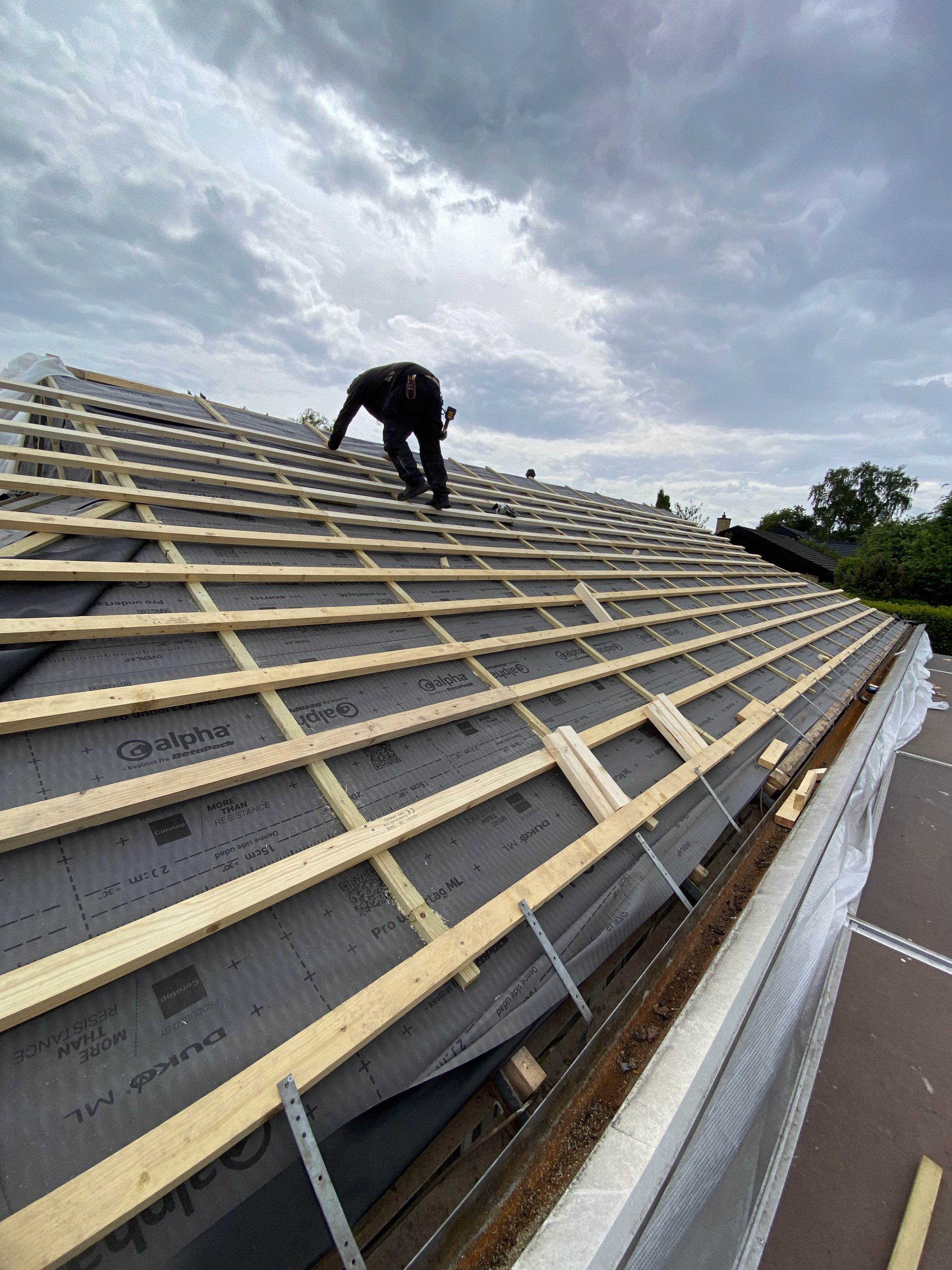 Tagarbejde og nyt tag udført af tømrer i Midtsjælland – kvalitet og præcision