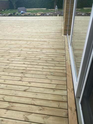 Ny stor træterrasse under opbygning ved bolig i Slagelse