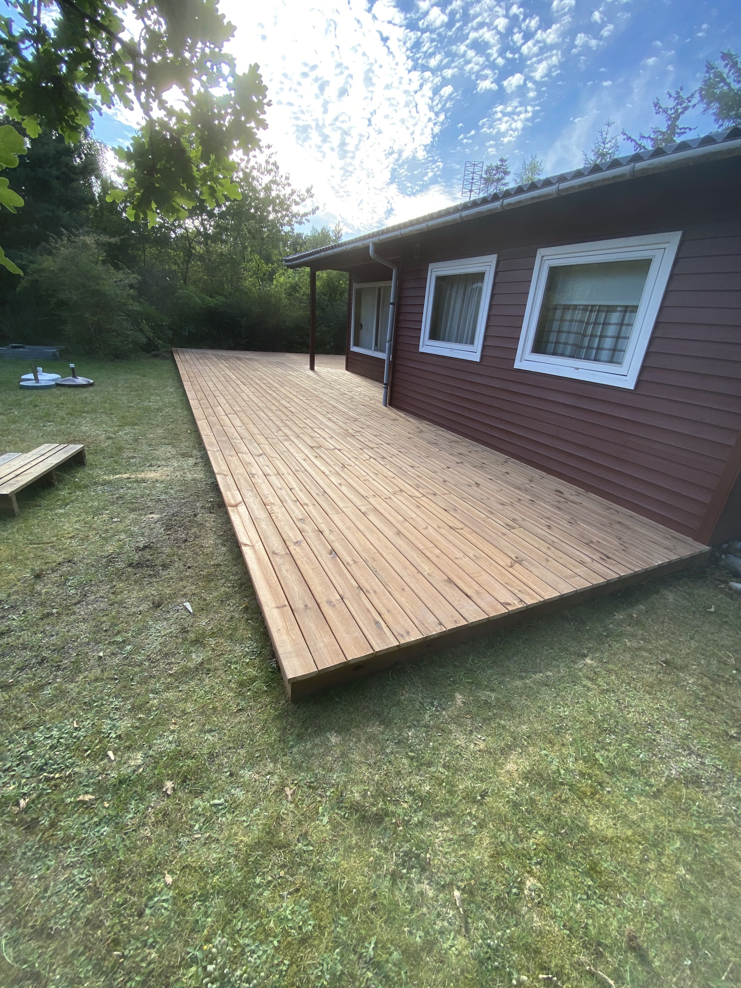 Ny terrasse i Skælskør – opført ved rødt fritidshus med god plads til udeliv