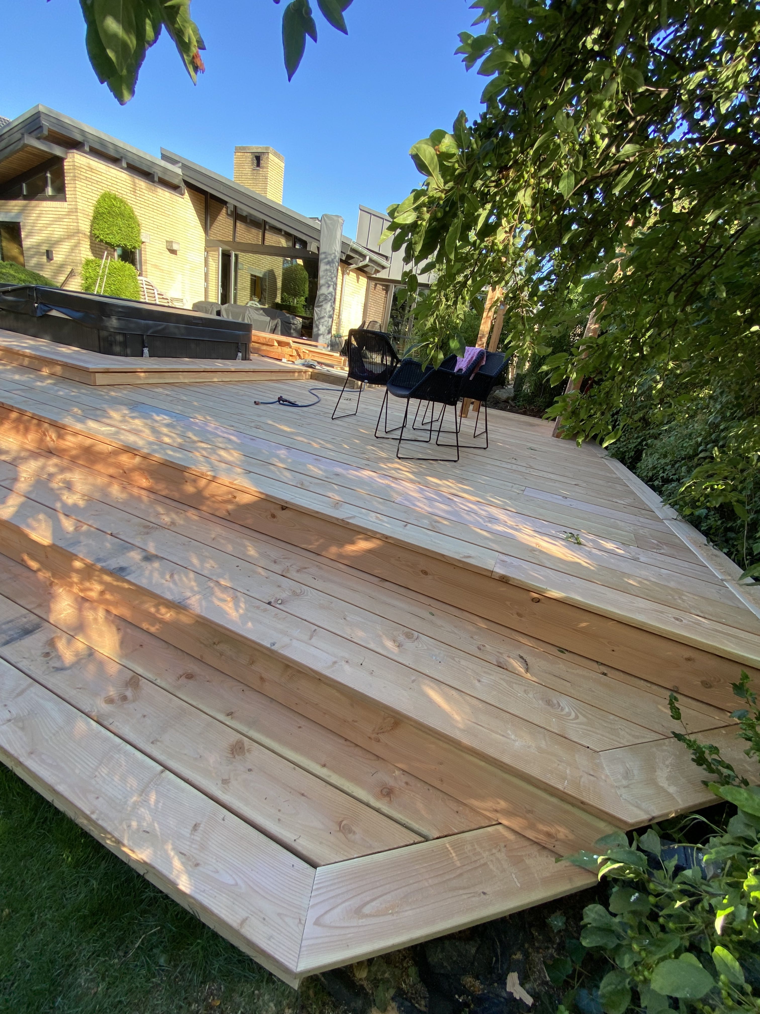 Træterrasse opført i moderne design i Midtsjælland