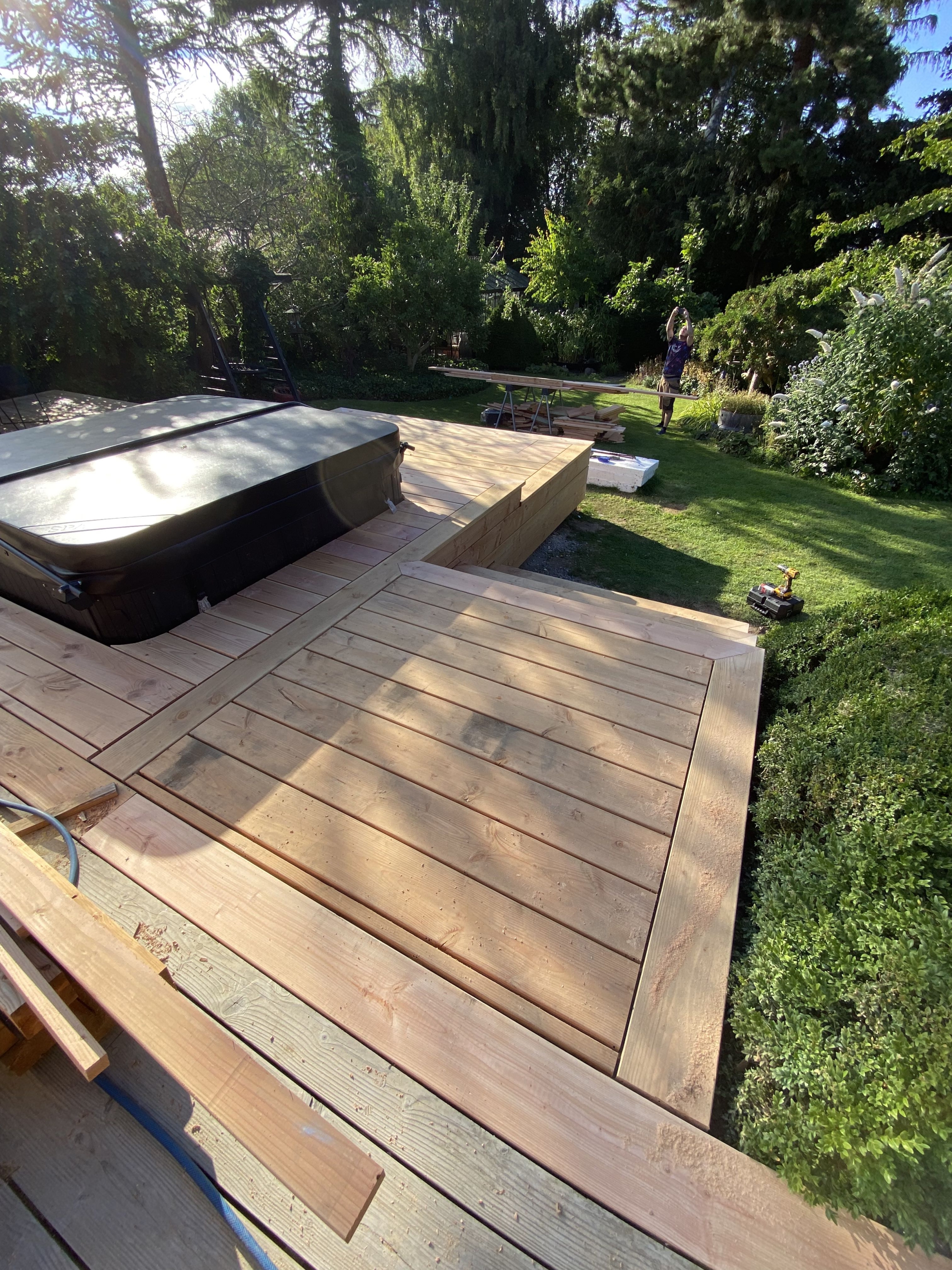 Træterrasse med trin og siddeplads i flere niveauer i Slagelse