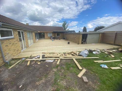 Tømrer bygger ny træterrasse i Slagelse