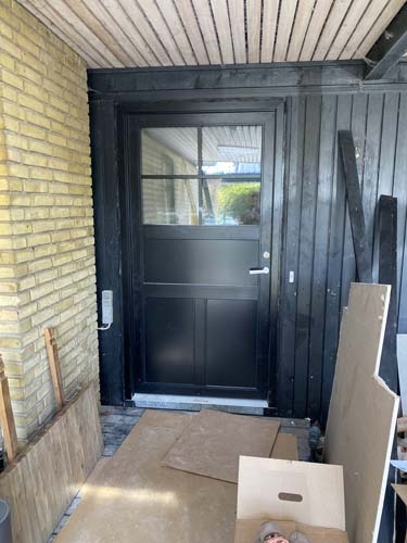Montering af ny dør udført af tømrer i Slagelse for privat kunde