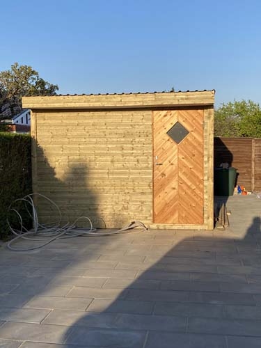 Nybyggeri i træ opført af tømrer i Korsør – mindre bygning med speciallavet dør