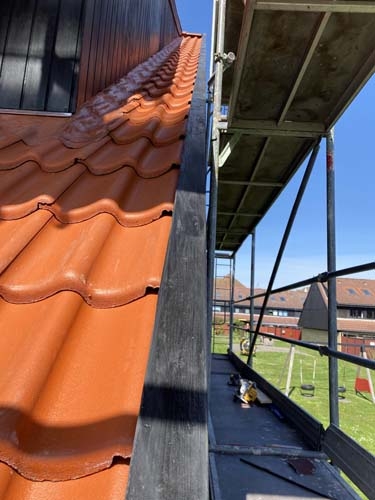Nyt tag lagt af tømrer i Slagelse – projekt i gang med stillads og tegltag