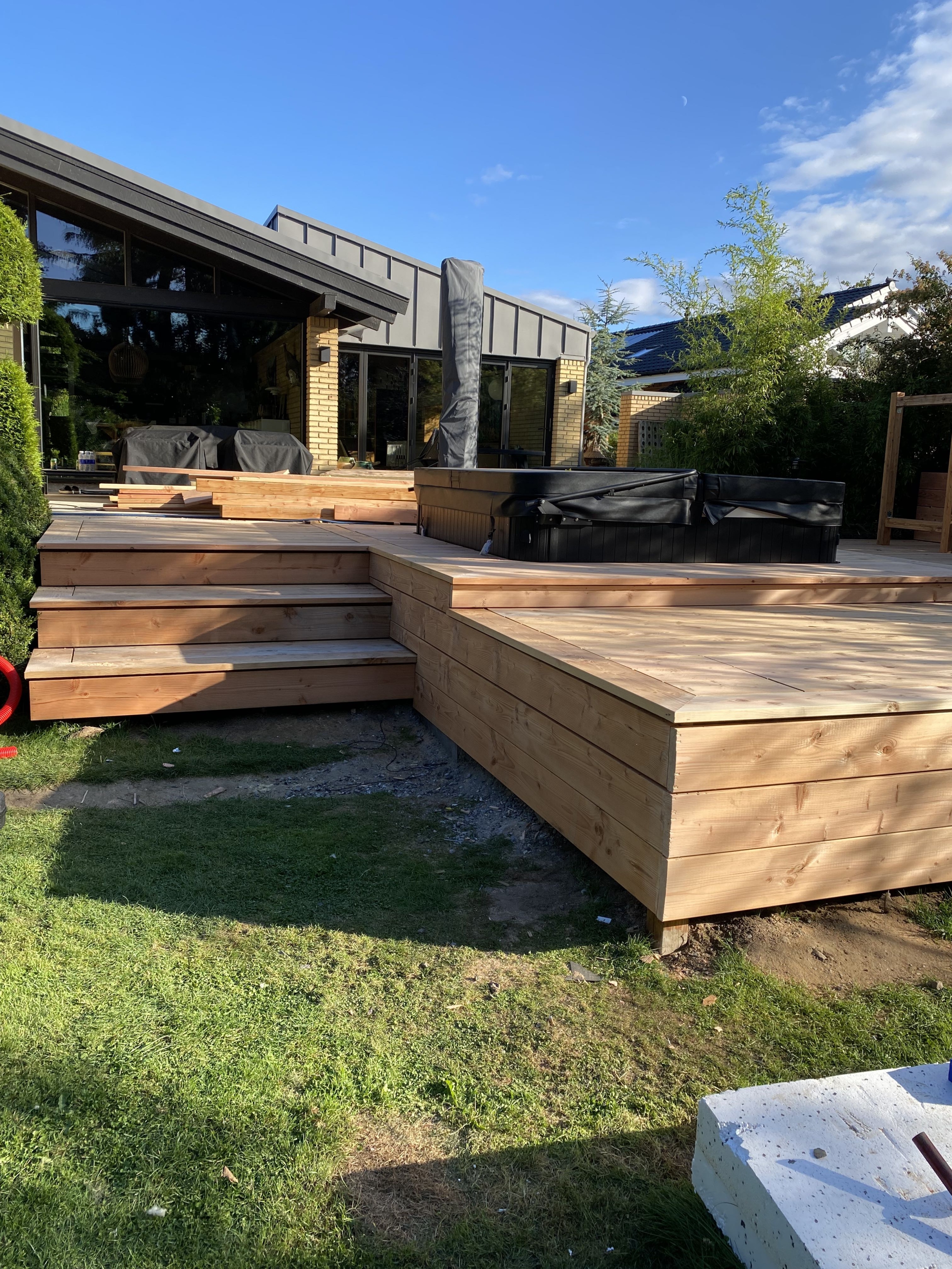 Tømrer i Slagelse har opført specialbygget træterrasse i flere niveauer